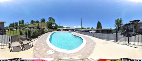 Una piscina al aire libre de temporada