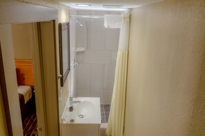 Douche, séchoir à cheveux, serviettes fournies