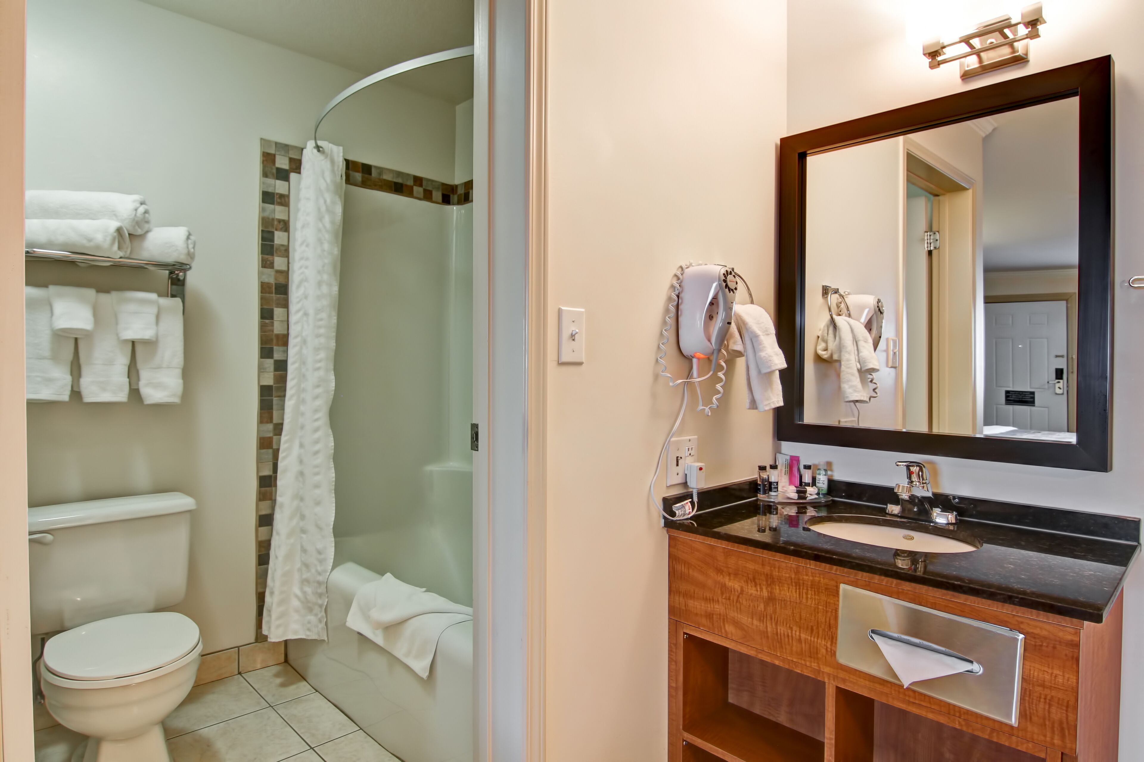 combined shower/bathtub, hair dryer, towels