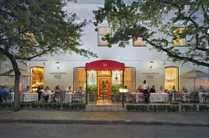 奢华单人房 | 客厅 | 42-英寸LED 电视 （配备卫星频道）、电视