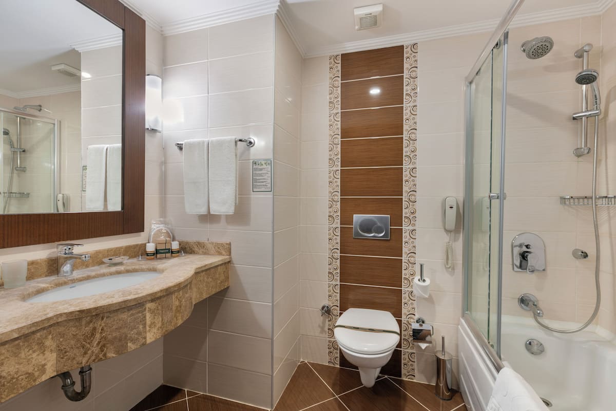 淋浴/盆浴组合、深泡浴缸、免费洗浴用品、吹风机