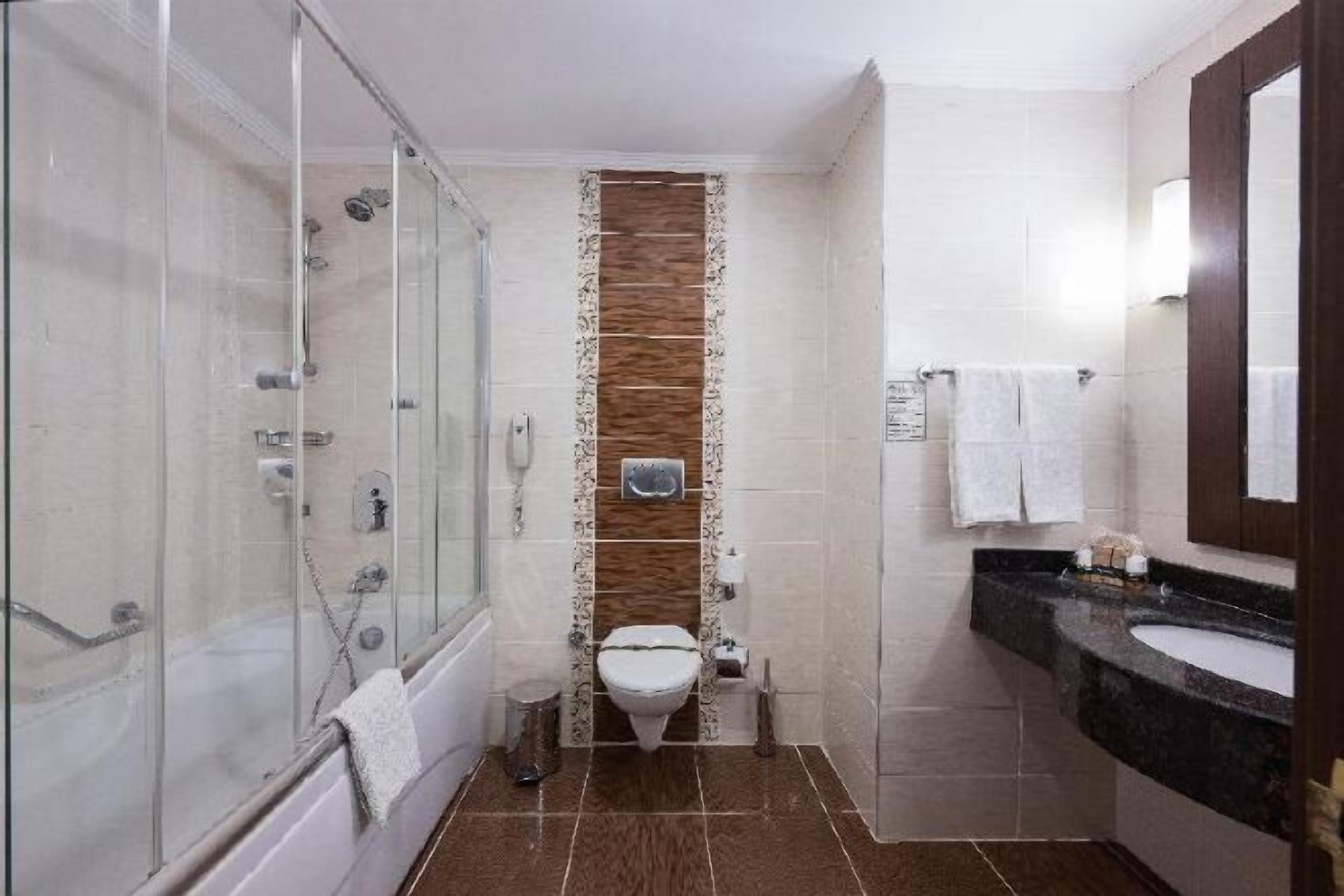 Combined shower/bathtub, deep-soaking bathtub, free toiletries