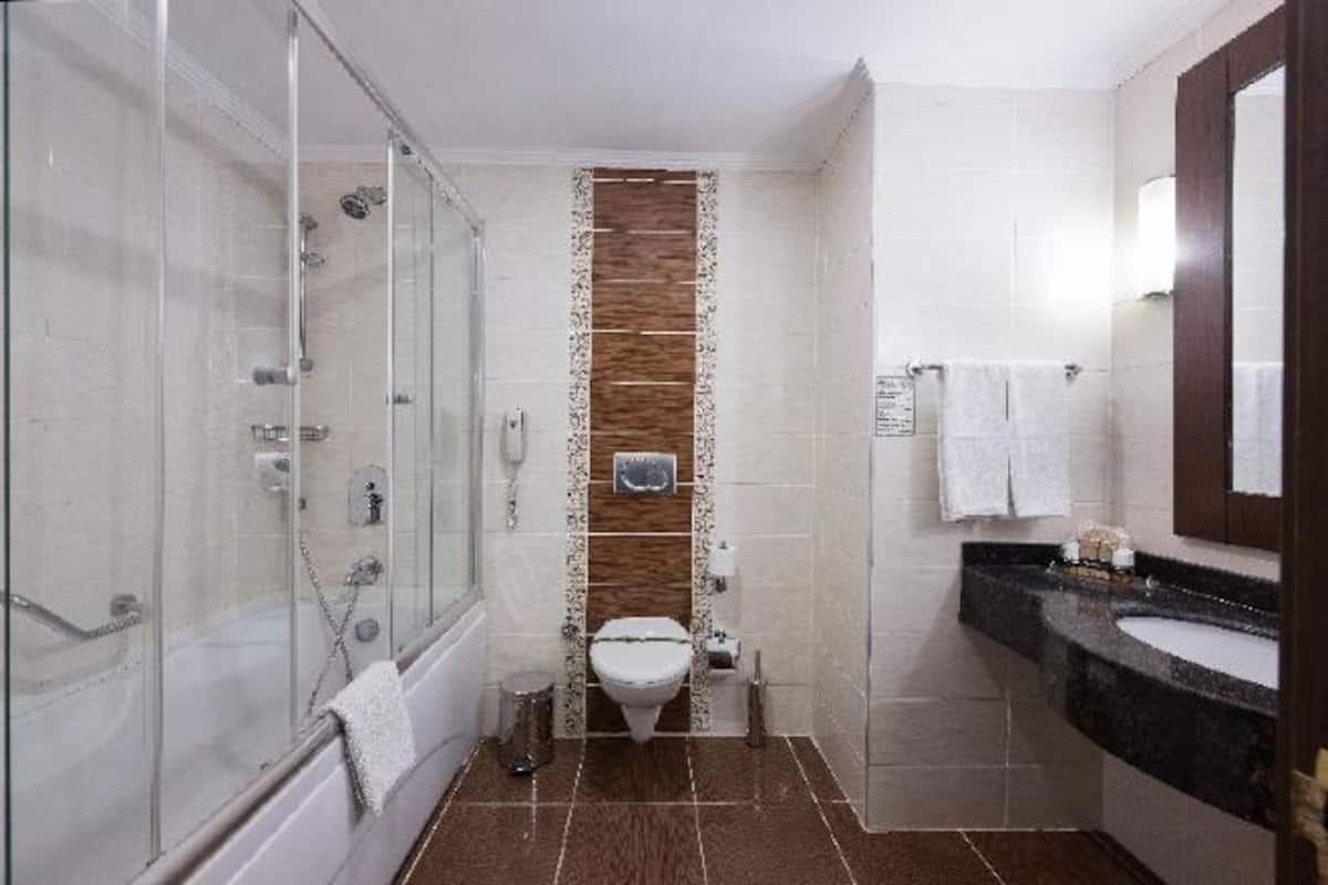 Combined shower/bathtub, deep-soaking bathtub, free toiletries