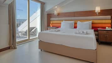 Suite Deluxe (Terrace) | Ropa de cama de alta calidad y minibar con artículos gratuitos