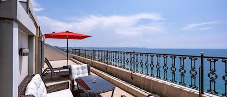 Premium bedding, free minibar, in-room safe, desk