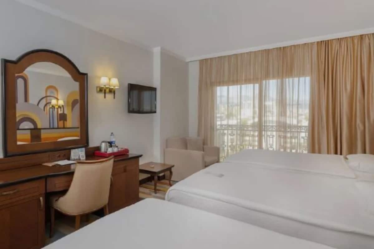 Premium bedding, free minibar, in-room safe, desk