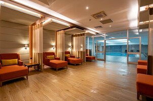 2 indoor pools, 2 outdoor pools, pool umbrellas, pool loungers