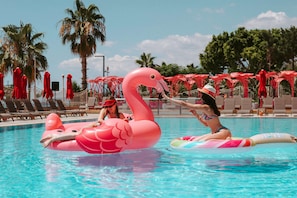 2 piscinas internas, 2 piscinas externas, guarda-sóis, espreguiçadeiras