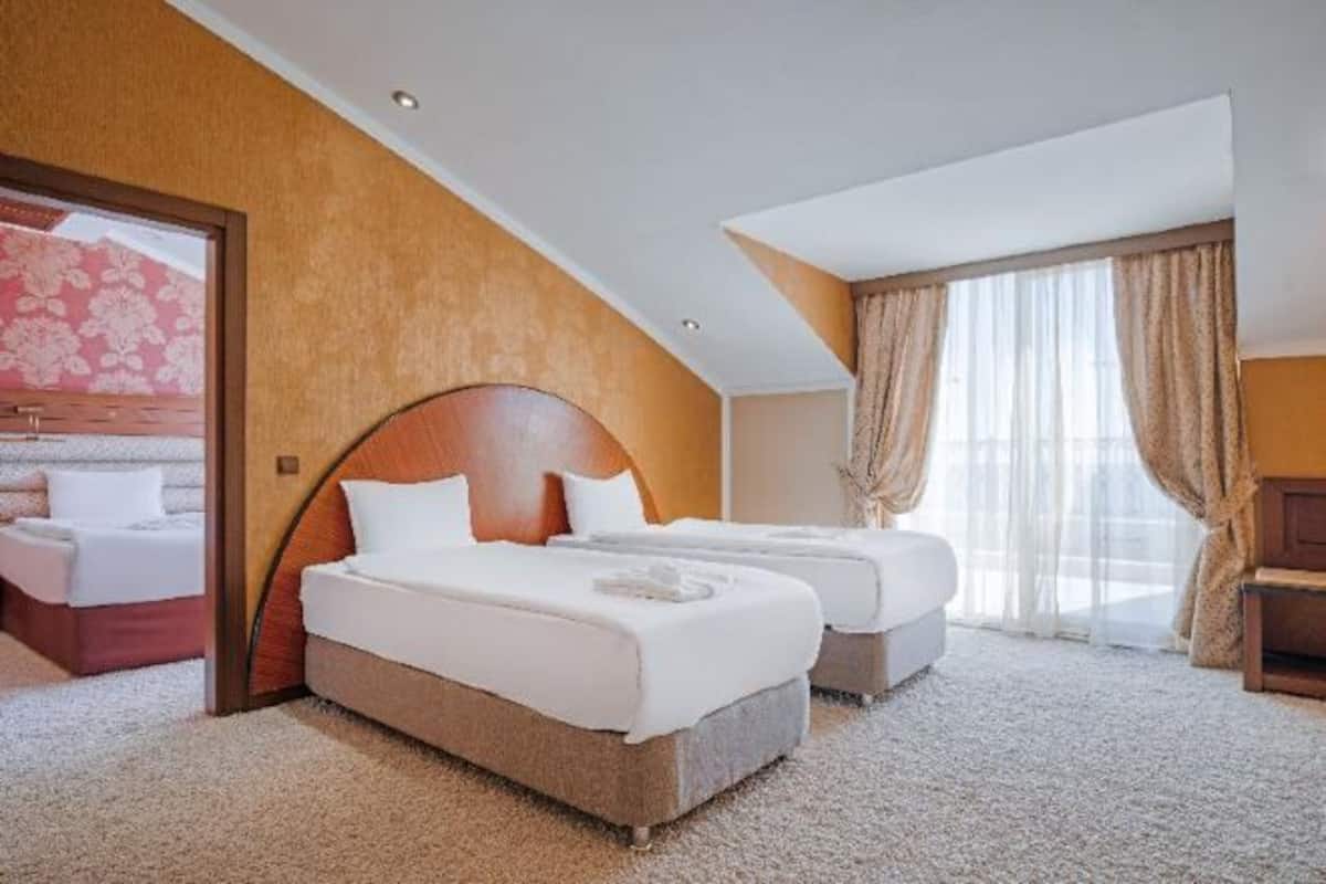 Premium bedding, free minibar, in-room safe, desk