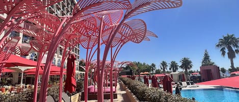 2 piscines couvertes, 2 piscines extérieures, parasols de plage