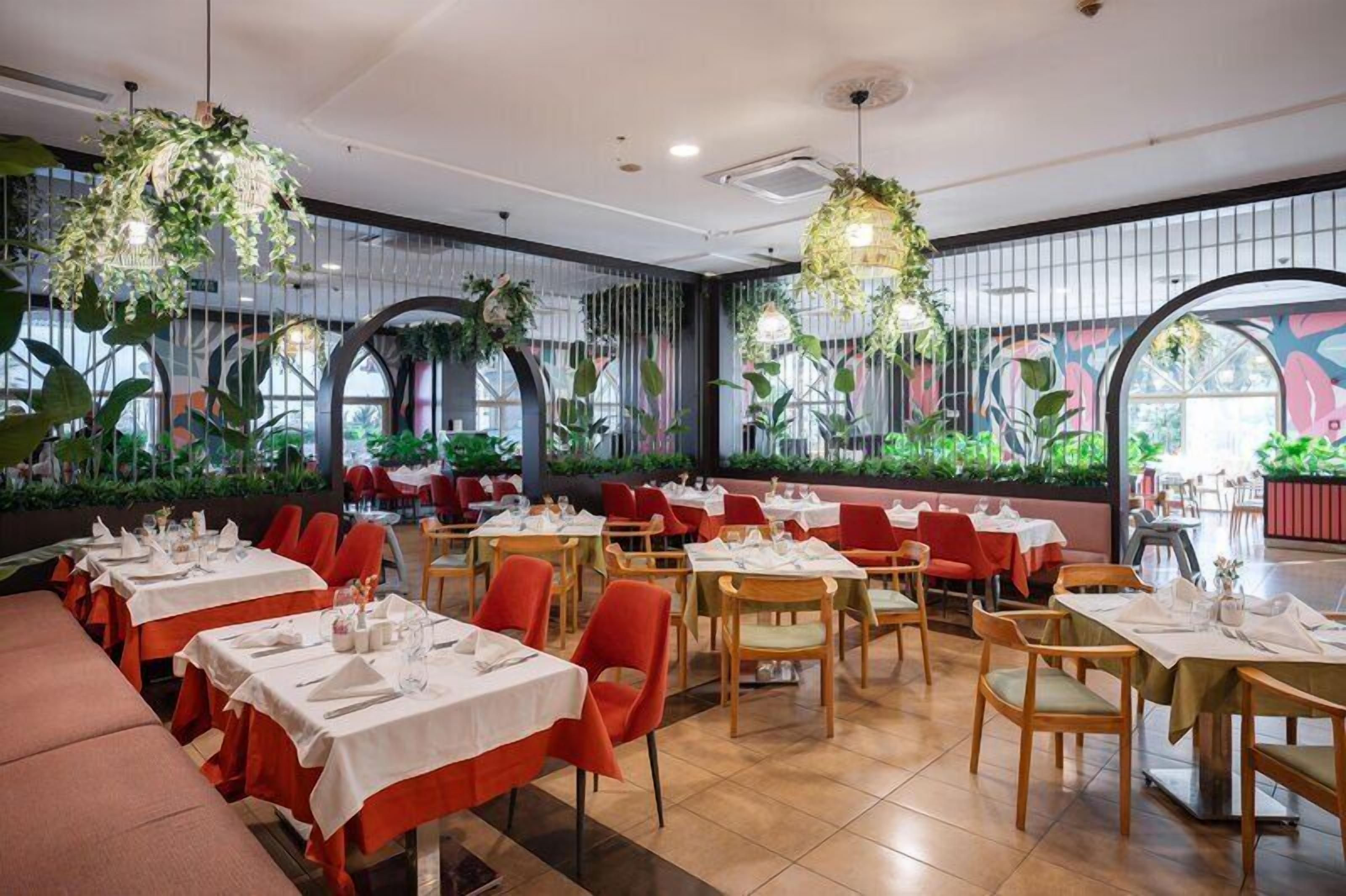 4 restaurantes; se sirven desayunos, almuerzos y cenas