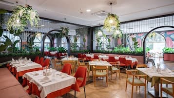4 restaurantes; se sirven desayunos, almuerzos y cenas