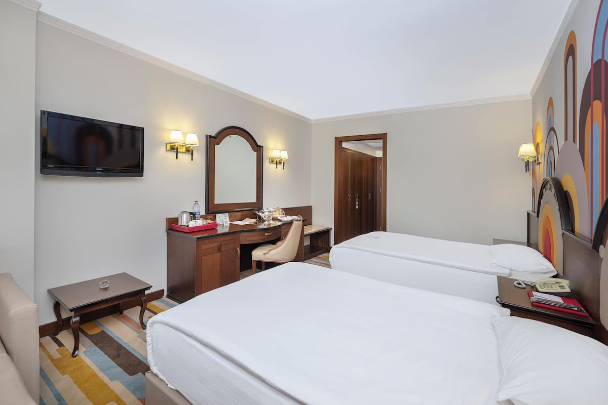 高档床上用品、迷你吧(备有免费物品)、客房内保险箱、办公桌