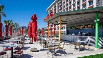 Un hôtel doté d’une terrasse et offrant une vue sur les montagnes.