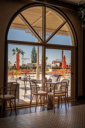 4 restaurantes, café da manhã, culinária mediterrânea