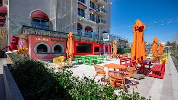 4 restaurants, serveren ontbijt, lunch, diner, Mediterrane gerechten