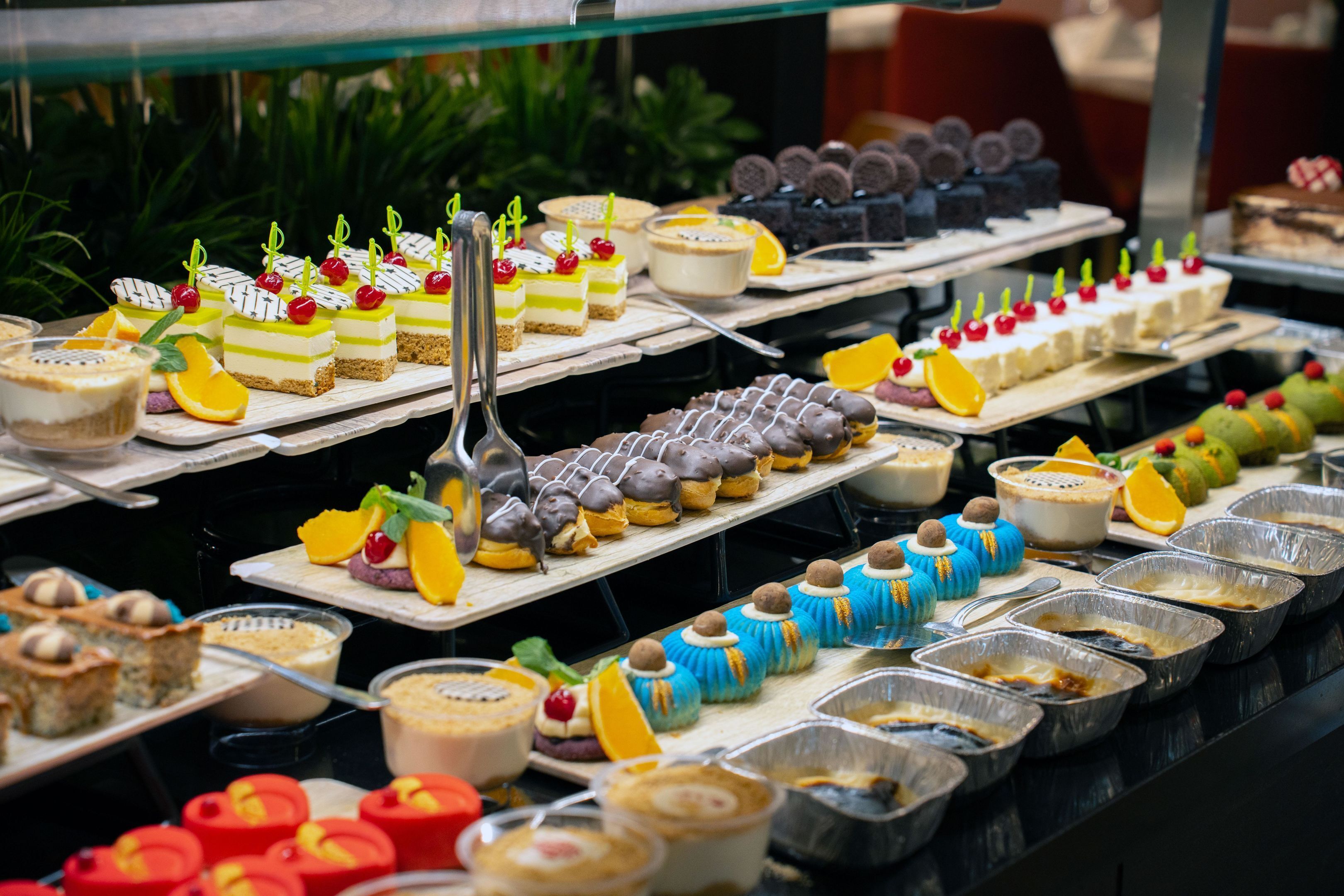 Un bufé con diversos postres y pastelería.