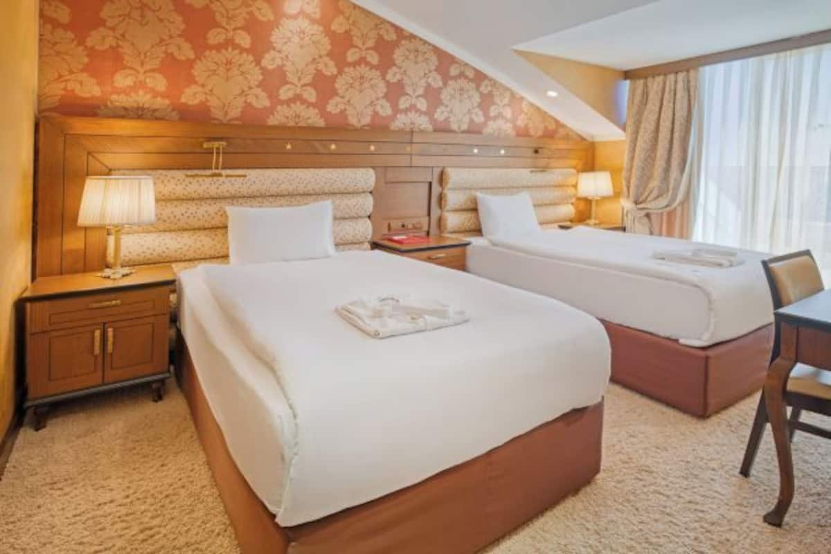 Premium bedding, free minibar, in-room safe, desk