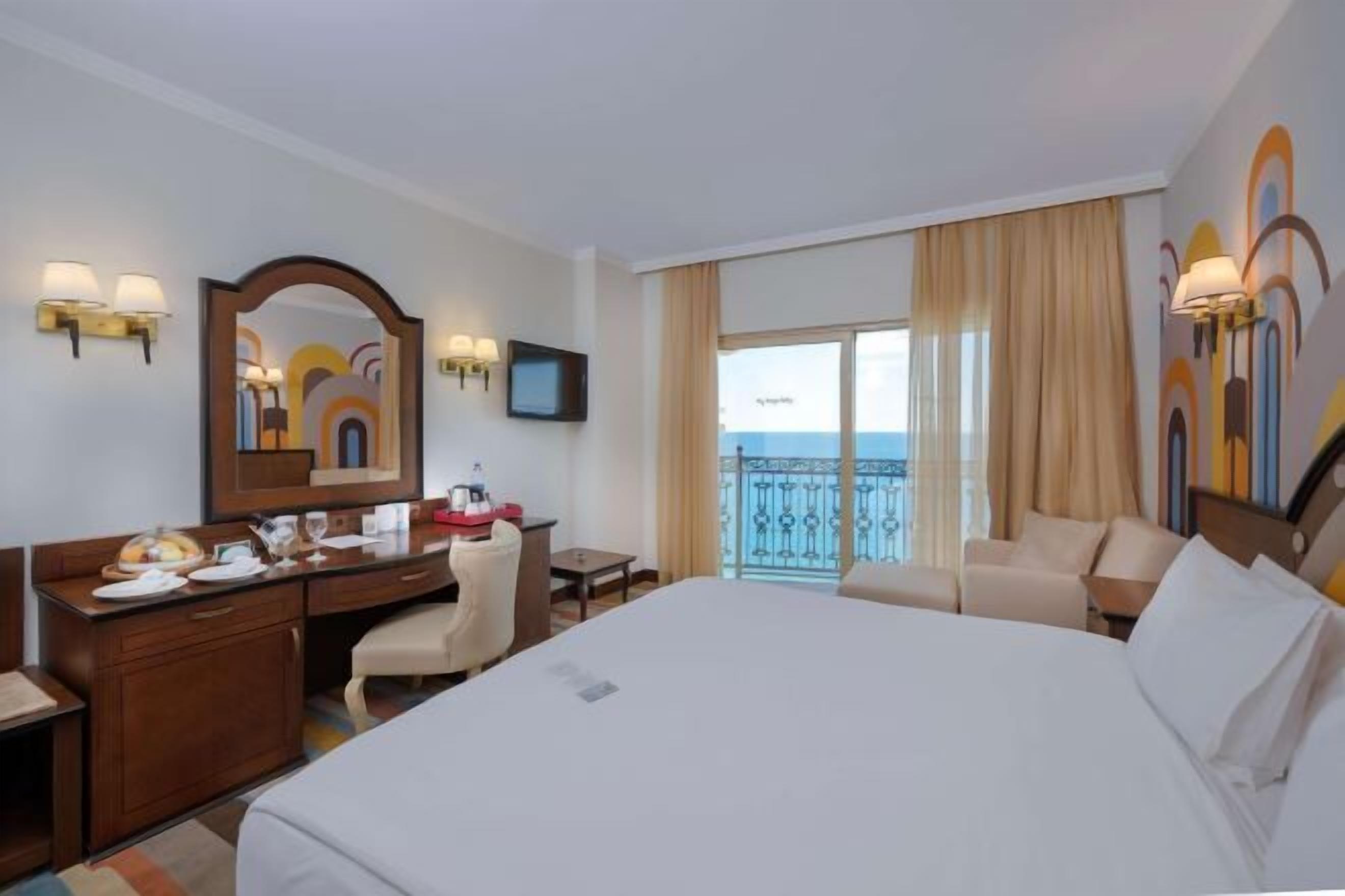 Premium bedding, free minibar, in-room safe, desk