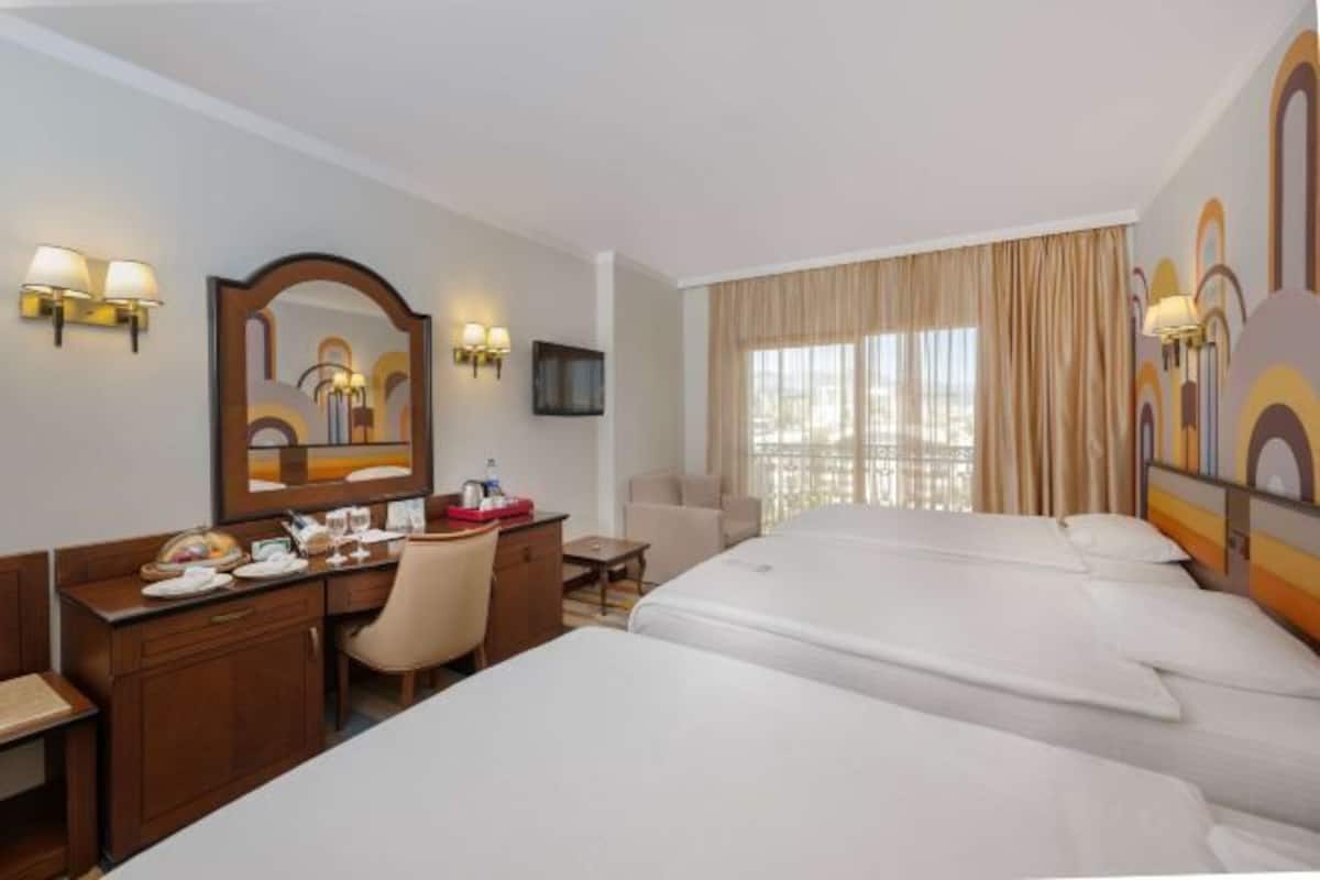 Premium bedding, free minibar, in-room safe, desk