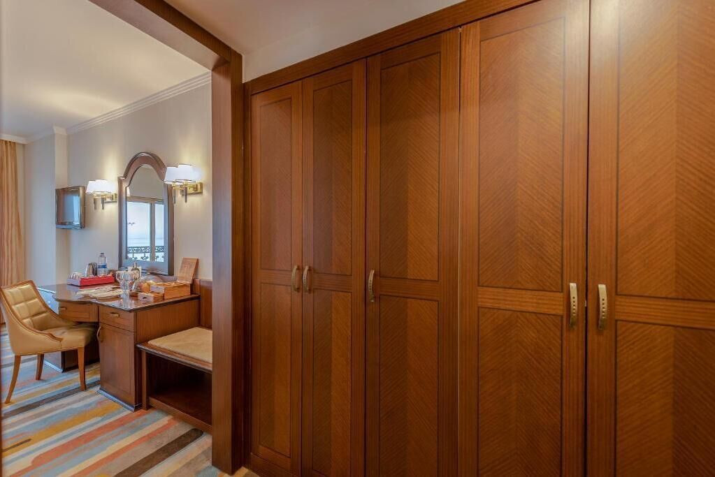 أغطية فراش متميزة وعناصر مجانية داخل الميني بار وخزنة داخل الغرفة ومكتب