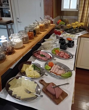 Free daily continental breakfast - Hotell Nostalgi (Motala)