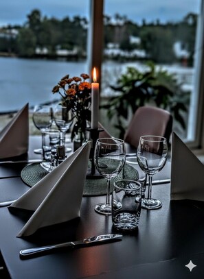 Breakfast, lunch, dinner served; Scandinavian cuisine  - Hotell Nostalgi (Motala)