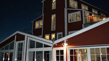 Fachada da propriedade Ă noite