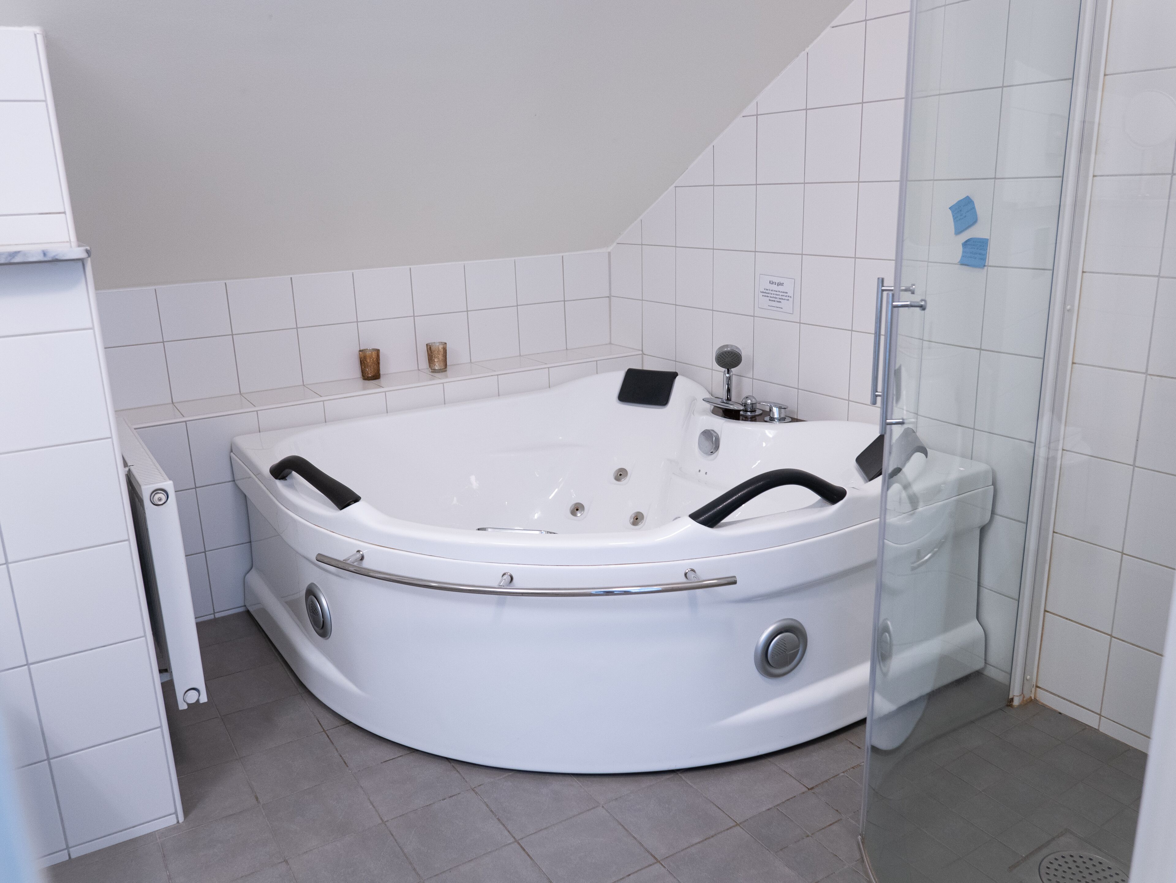 suite, hot tub, lake view | jetted bathtub