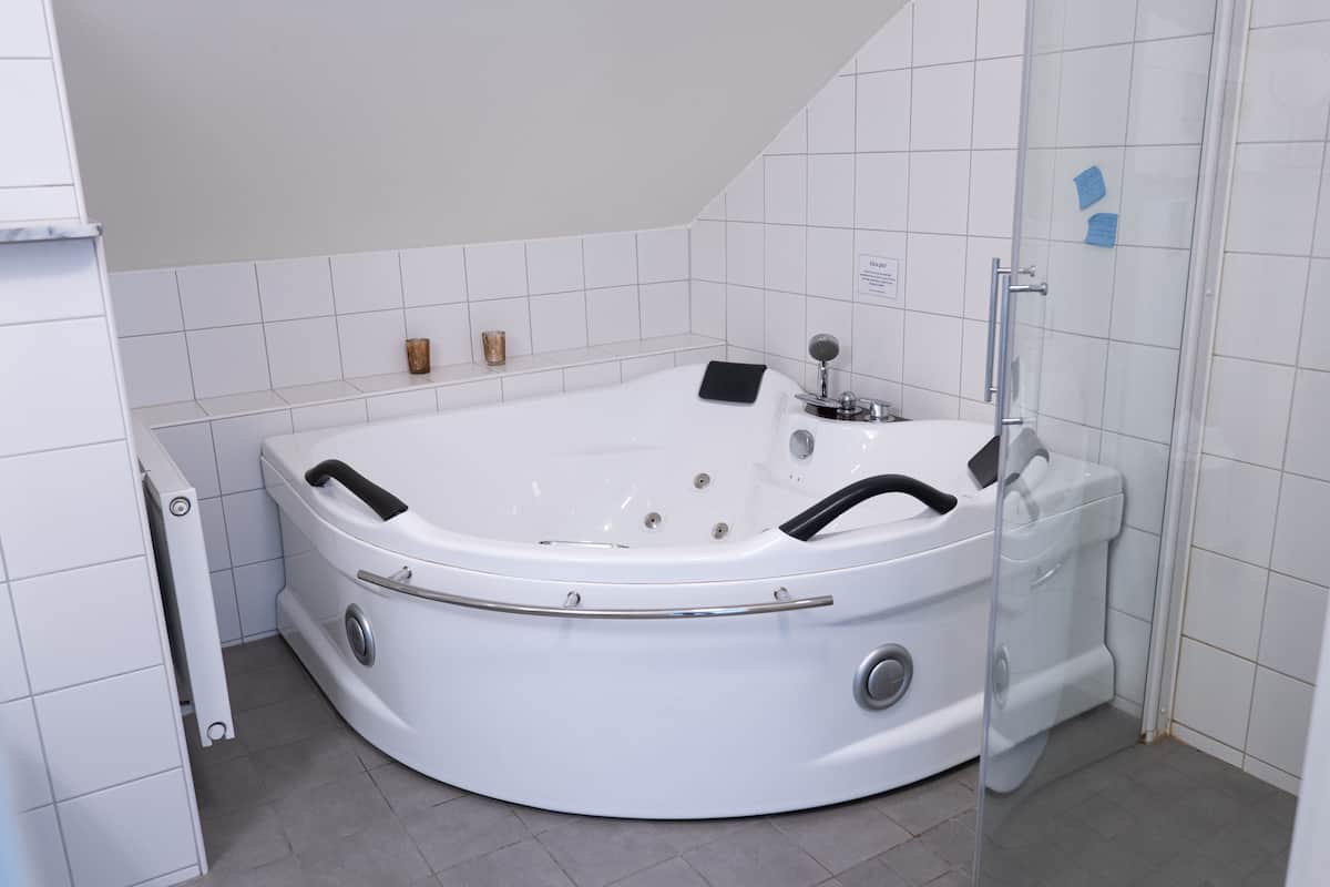 suite, hot tub, lake view | jetted bathtub