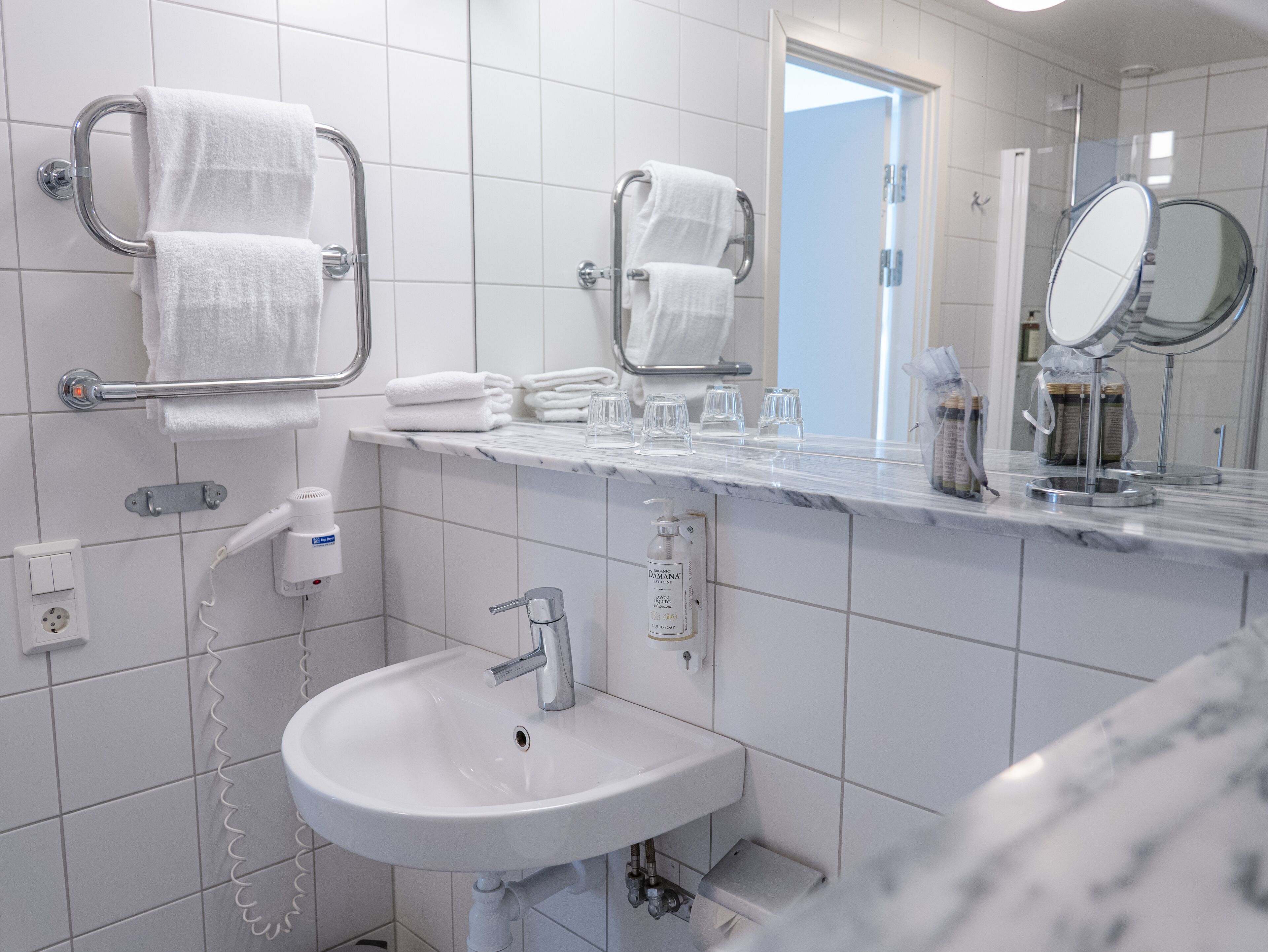 suite, hot tub, lake view | bathroom | free toiletries, hair dryer, towels