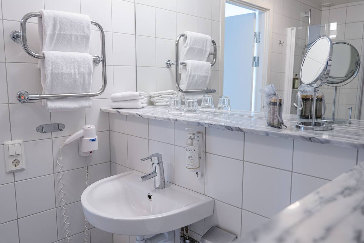 suite, hot tub, lake view | bathroom | free toiletries, hair dryer, towels