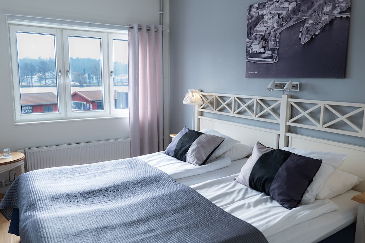 standard double room | 1 bedroom, in-room safe, desk, blackout curtains