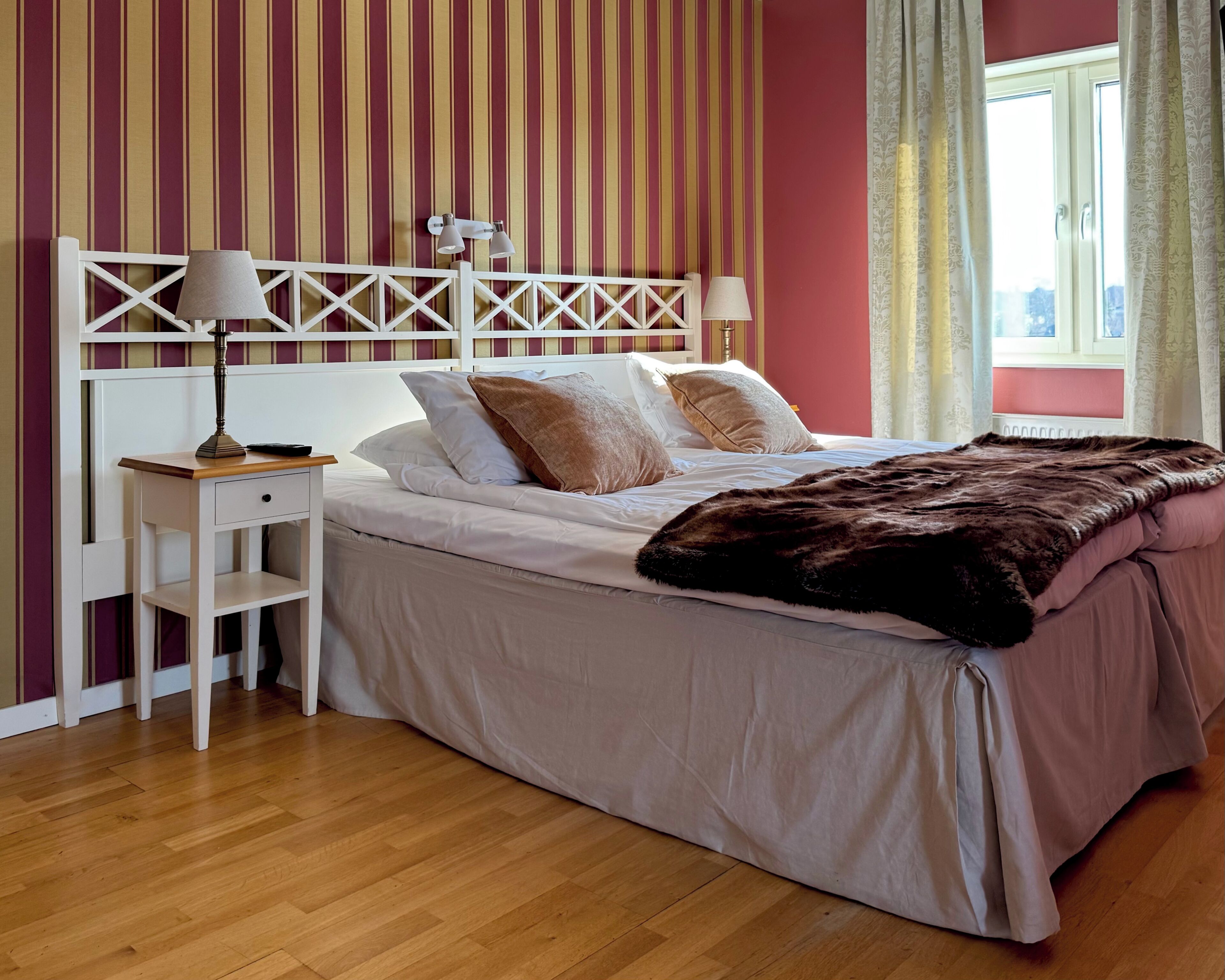 Suite, Hot Tub, Lake View | Peti besi dalam bilik, meja, langsir/tirai gelap terus 