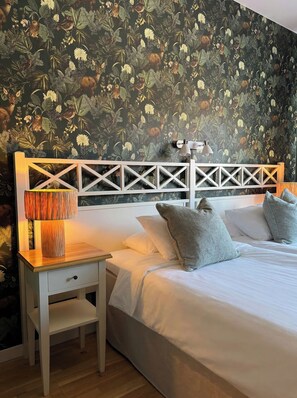 In-room safe, desk, blackout drapes, iron/ironing board - Hotell Nostalgi (Motala)
