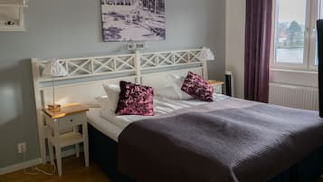 Suíte, banheira de imersão, vista para o lago | 1 quarto, cofres nos quartos, escrivaninha, cortinas blackout