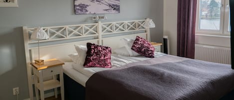 Suite, bañera de hidromasaje, vistas al lago | 1 dormitorio, caja fuerte, escritorio y cortinas opacas