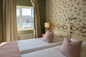 Superior Room | Peti besi dalam bilik, meja, langsir/tirai gelap terus 