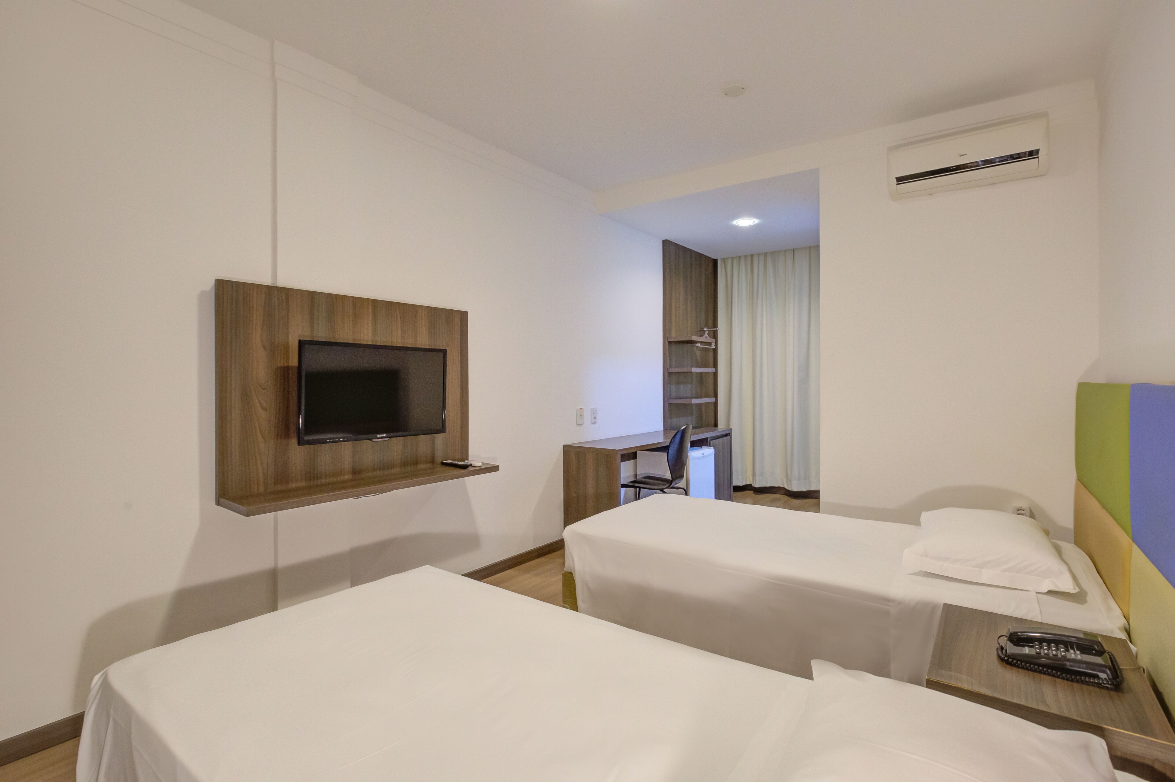 quarto twin standard superior | minibar, desk, free wifi, bed sheets