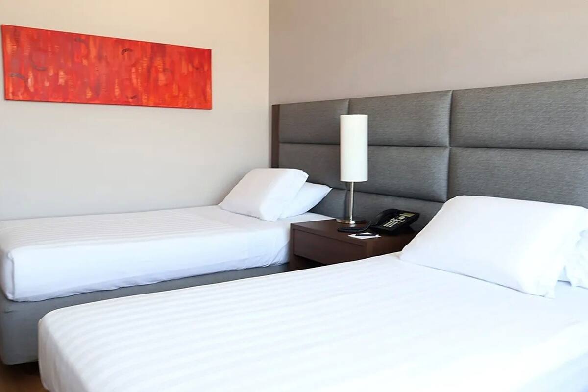 Habitación estándar, 2 camas individuales (Standard Twin Room) | Caja de seguridad en la habitación, escritorio y insonorización 