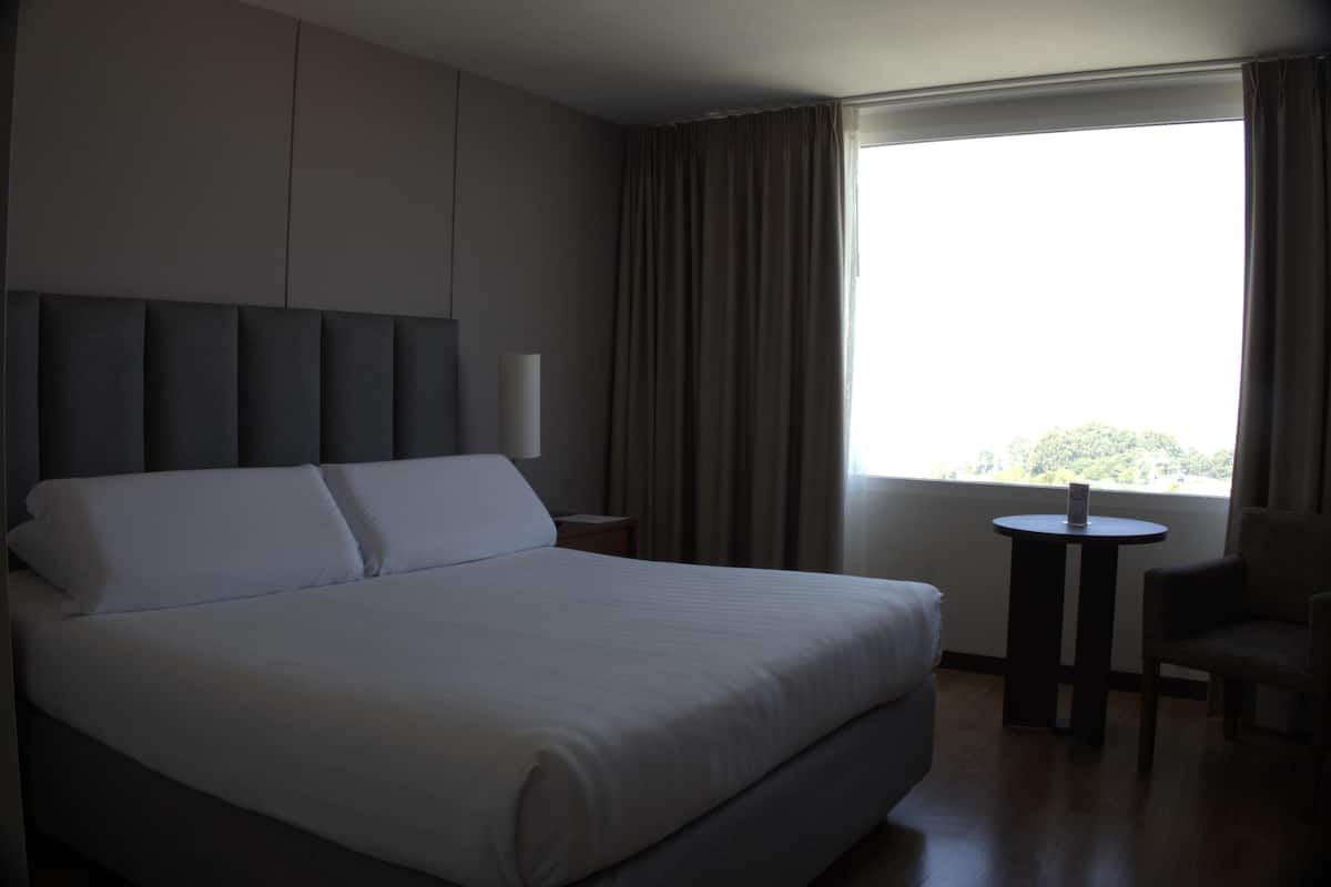 In-room safe, desk, soundproofing, WiFi (free)