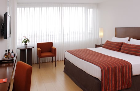 In-room safe, desk, soundproofing, free WiFi. Hotel Estelar El Cable
