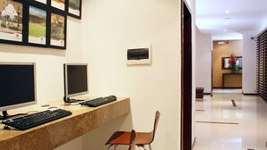 A reception desk with two monitors, a keyboard, and a chair. - Hotel Estelar El Cable (Manizales)