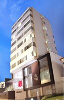 Fachada de la propiedad por la tarde o noche