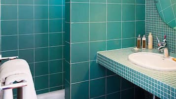 Baignoire relaxante profonde, articles de toilette gratuits