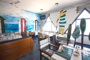 供應午餐及晚餐；海鮮