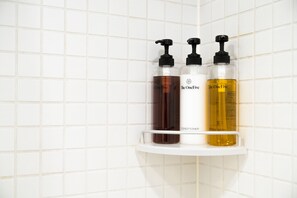 Free toiletries, hair dryer, slippers, electronic bidet - The Onefive Osaka Midosuji (Osaka)
