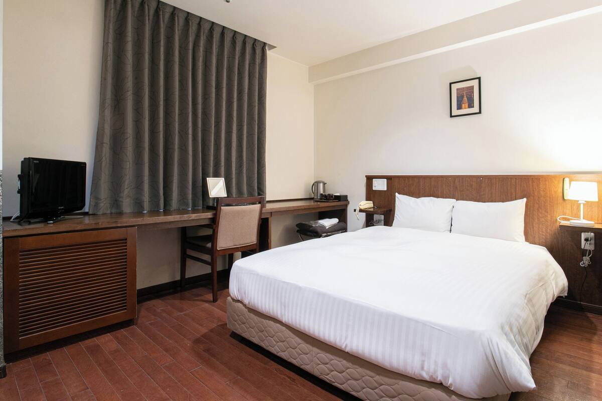 ห้องสแตนดาร์ดดับเบิล, เตียงใหญ่ 1 เตียง, ปลอดบุหรี่ | โต๊ะทำงาน, Wi-Fi ฟรี, ผ้าปูที่นอน