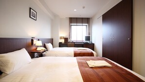 A hotel room with two beds, a desk with a computer, a window with blinds, and a wardrobe. - Sutton Hotel Hakata City (Fukuoka)