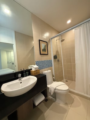 Deluxe Twin Room | ห้องน้ำ | ฝักบัว, ไดร์เป่าผม, โถสุขภัณฑ์แบบบิเดท์, ผ้าเช็ดตัว